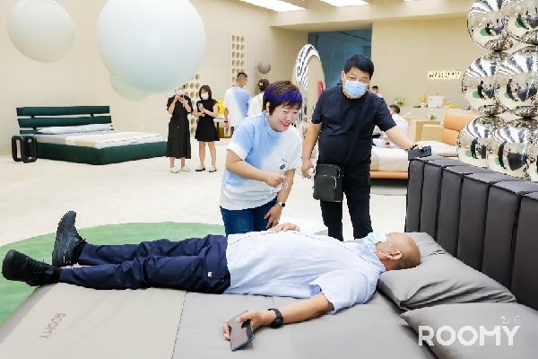 必一运动官网曲美家居表态深圳设想周 公布全新就寝空间品牌「ROOMY如觅」(图9)